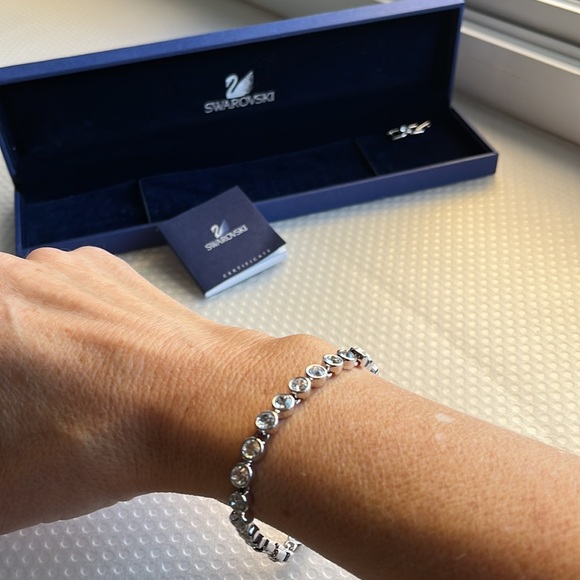 Authentic Swarovski tennis bracelet with certificate - Picture 8 of 15